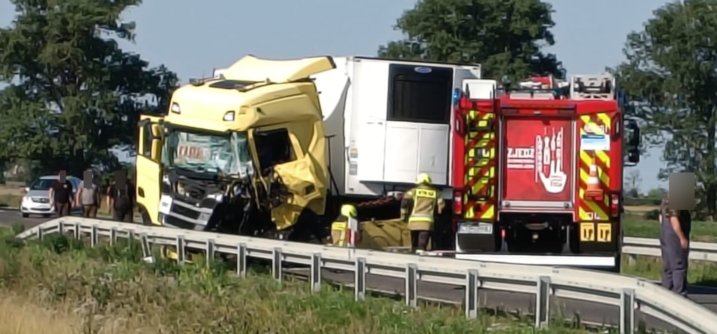 Ciężarówka zderzyła się z kombajnem. Na miejscu lądował śmigłowiec LPR
