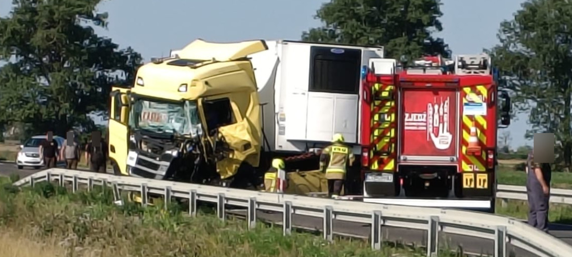 Ciężarówka zderzyła się z kombajnem. Na miejscu lądował śmigłowiec LPR