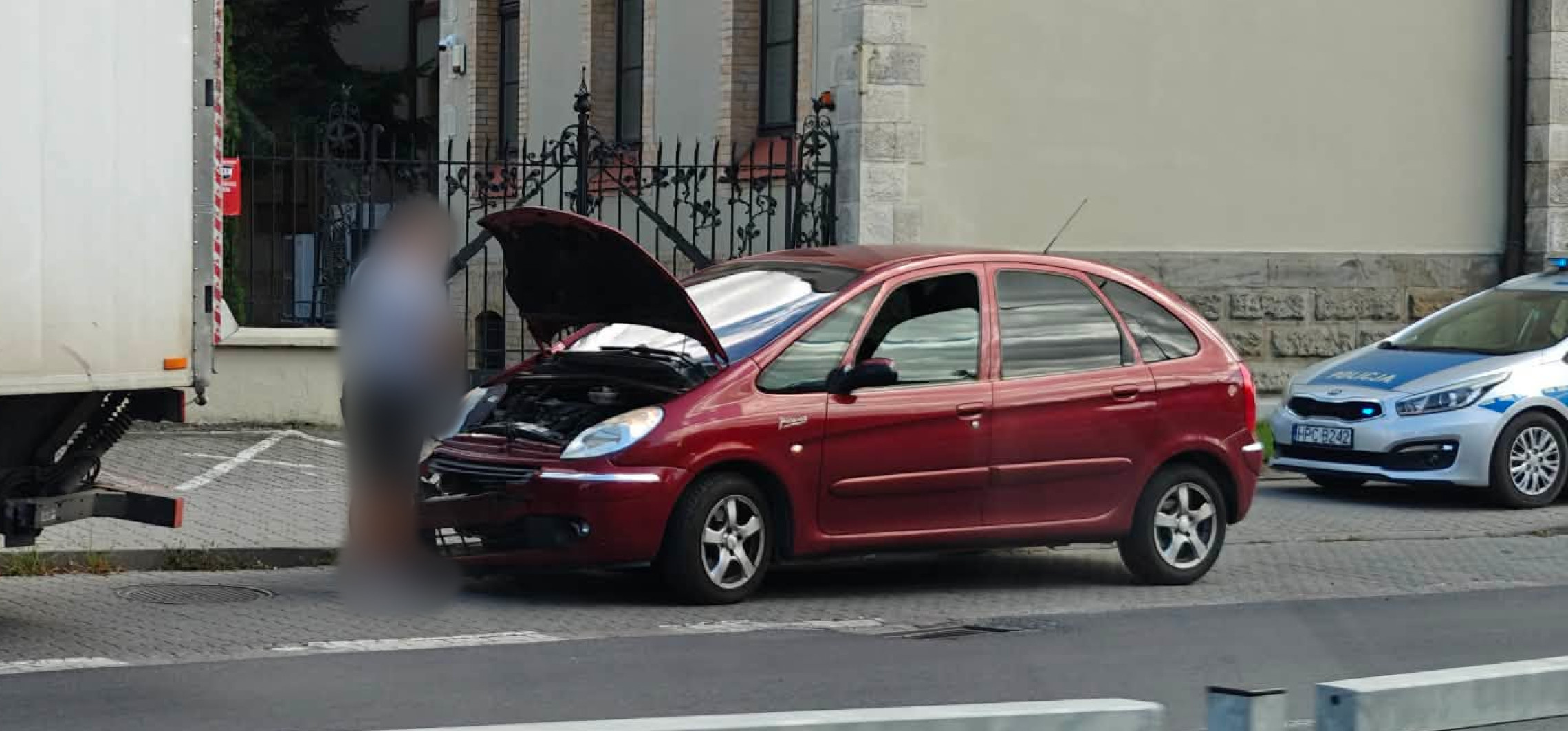 Zderzenie dwóch samochodów koło sądu