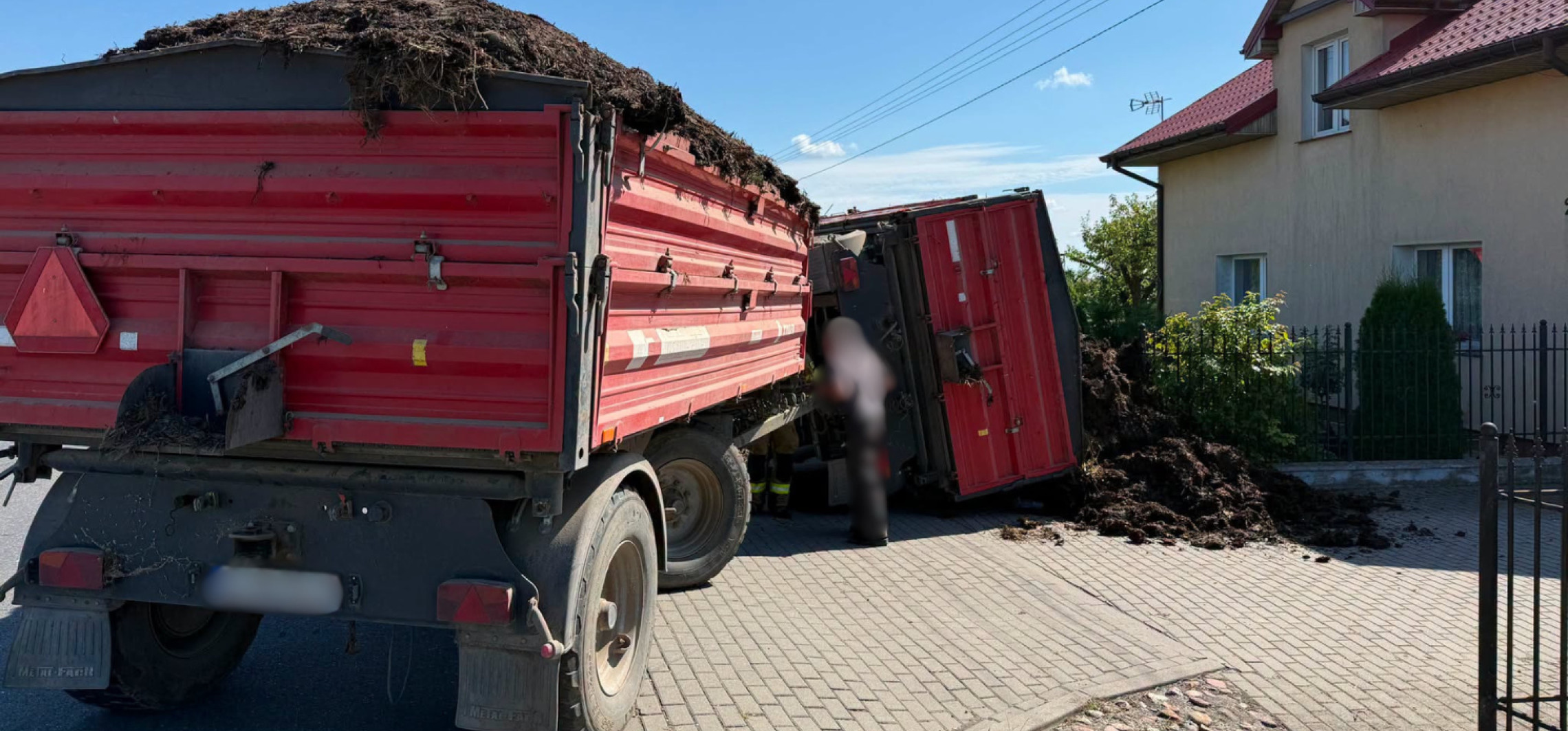 Ciągnik wpadł do rowu. Ruch odbywał się wahadłowo