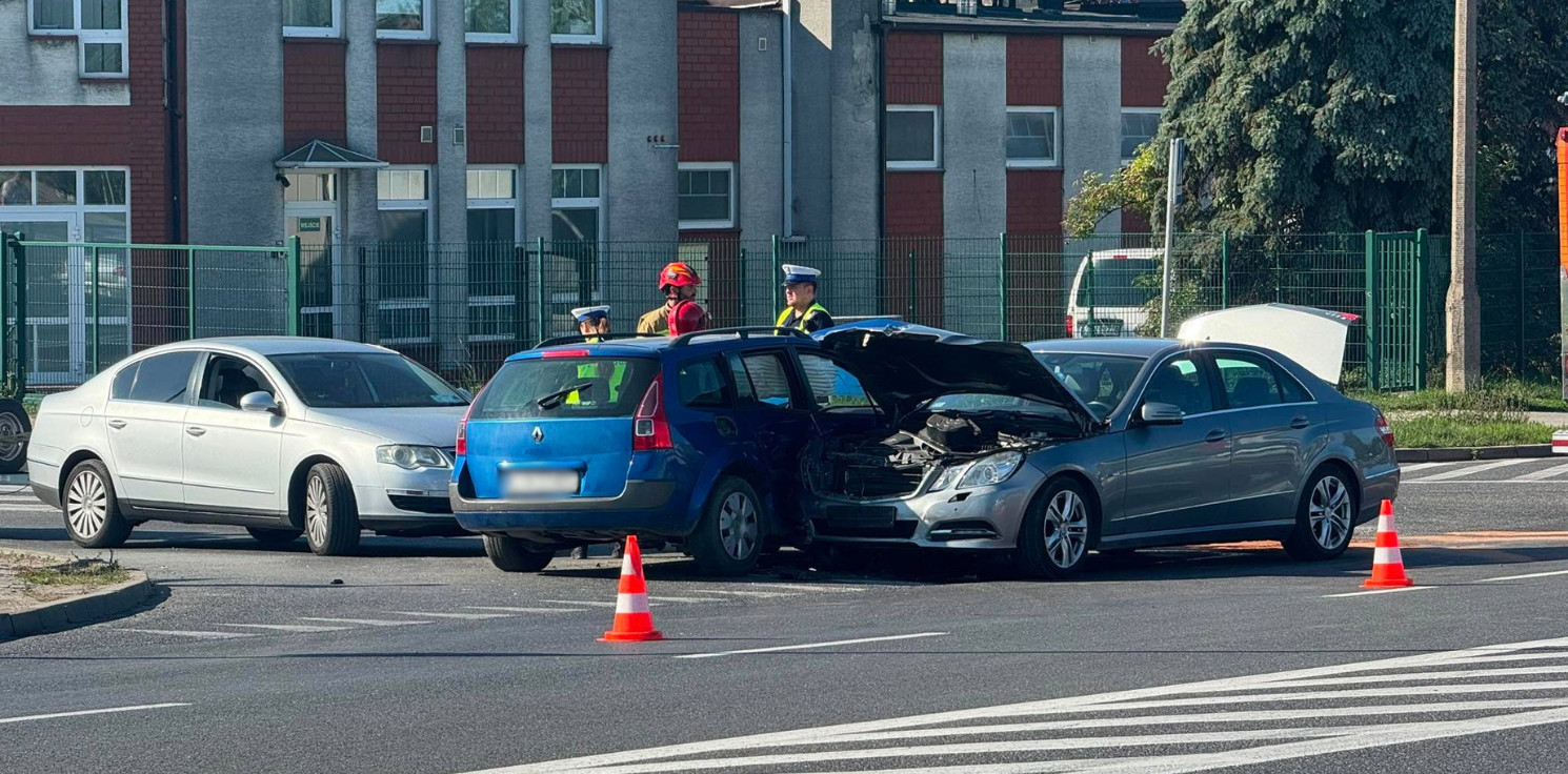 Inowrocław - Zderzenie trzech aut na Poznańskiej. Brakuje jednego z kierowców