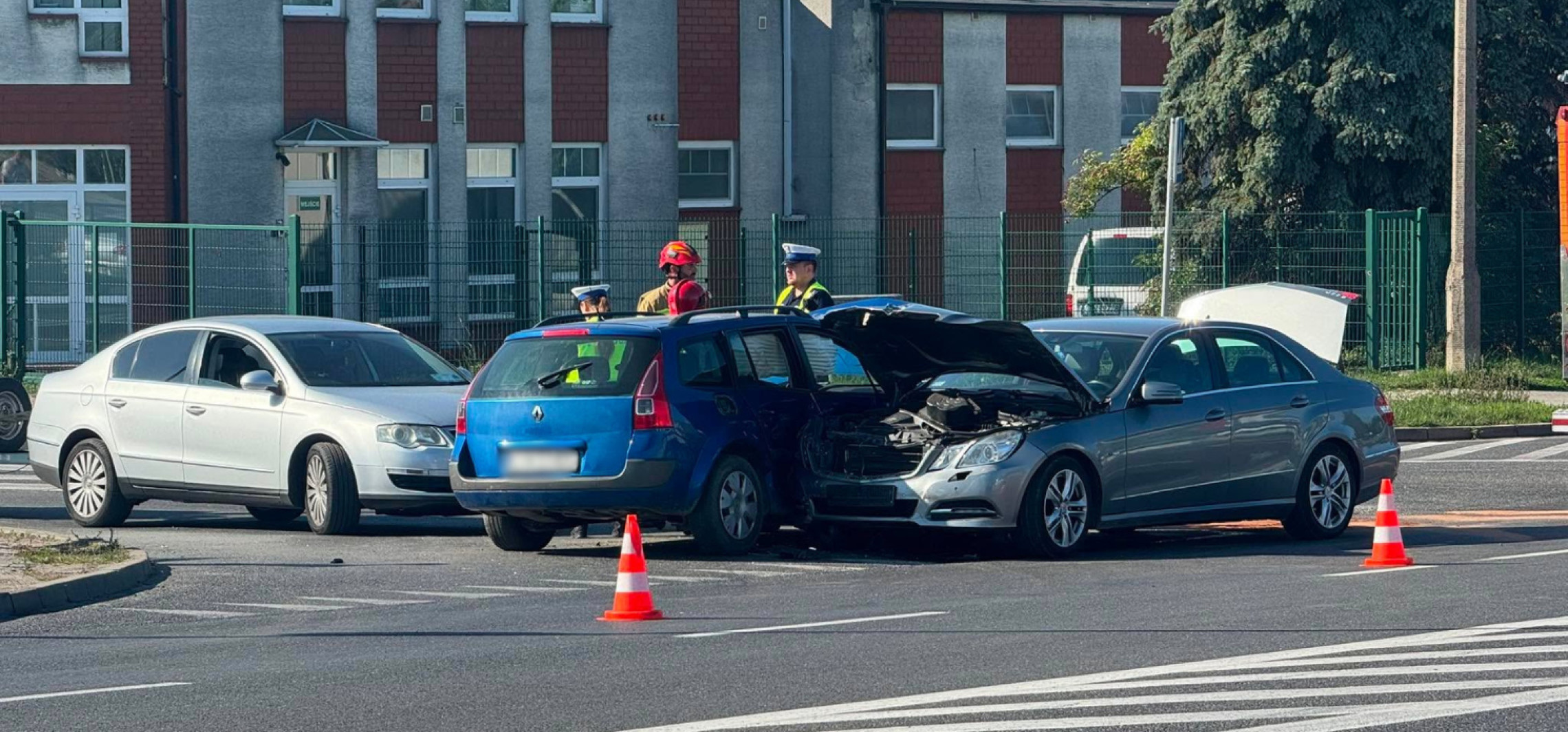 Zderzenie trzech aut na Poznańskiej. Brakuje jednego z kierowców