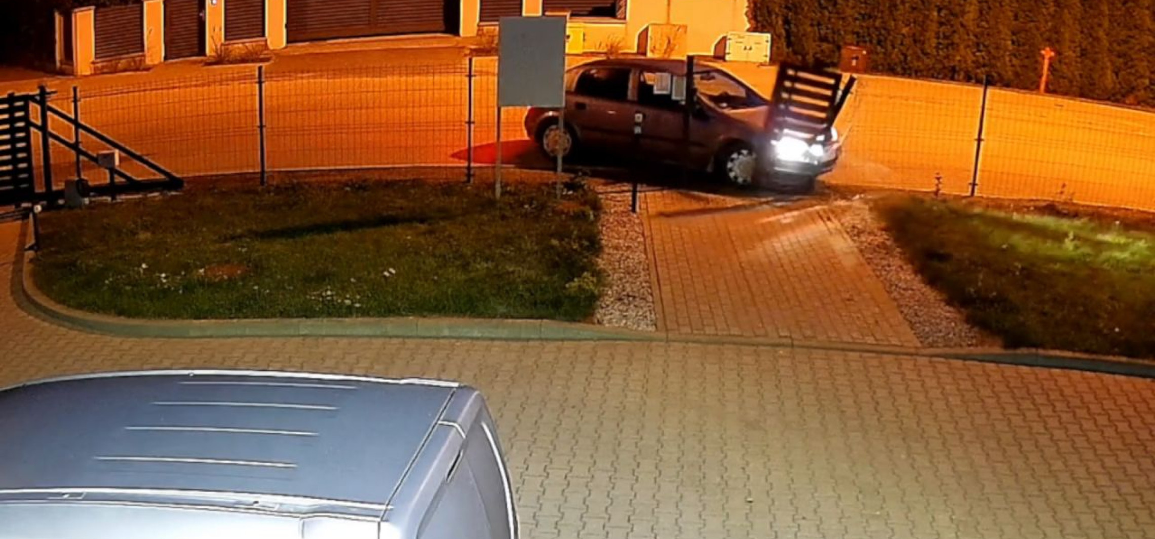 Nocny rajd zakończony na ogrodzeniu. Sprawca zbiegł