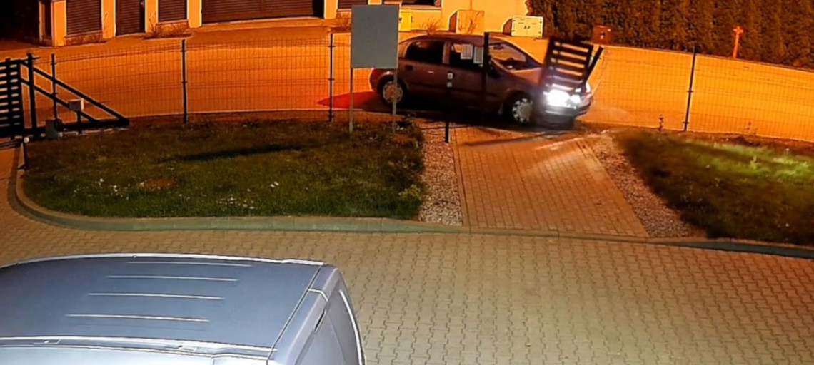 Nocny rajd zakończony na ogrodzeniu. Sprawca zbiegł