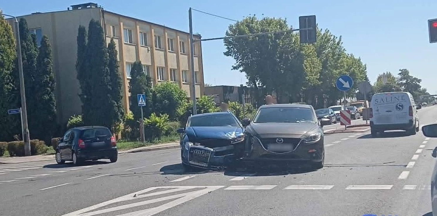 Inowrocław - Zderzenie dwóch aut na Poznańskiej. Uwaga na utrudnienia