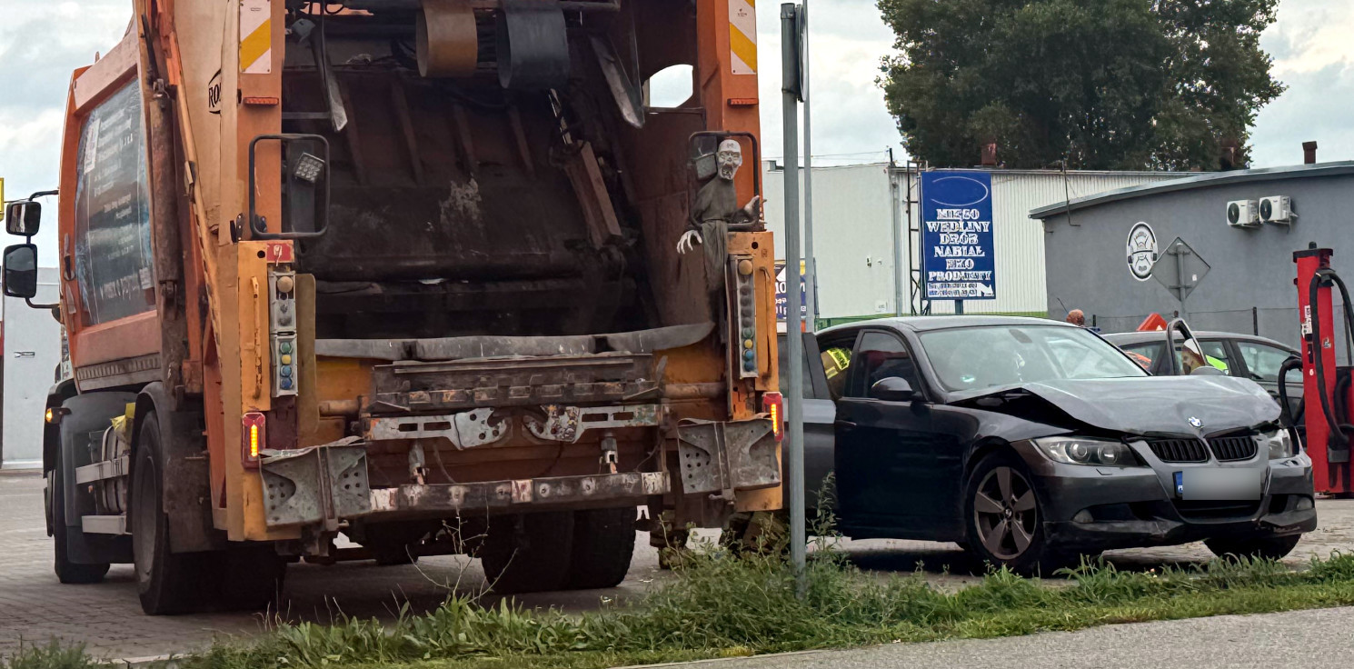 Inowrocław - Śmieciarka zderzyła się z BMW. Były duże utrudnienia