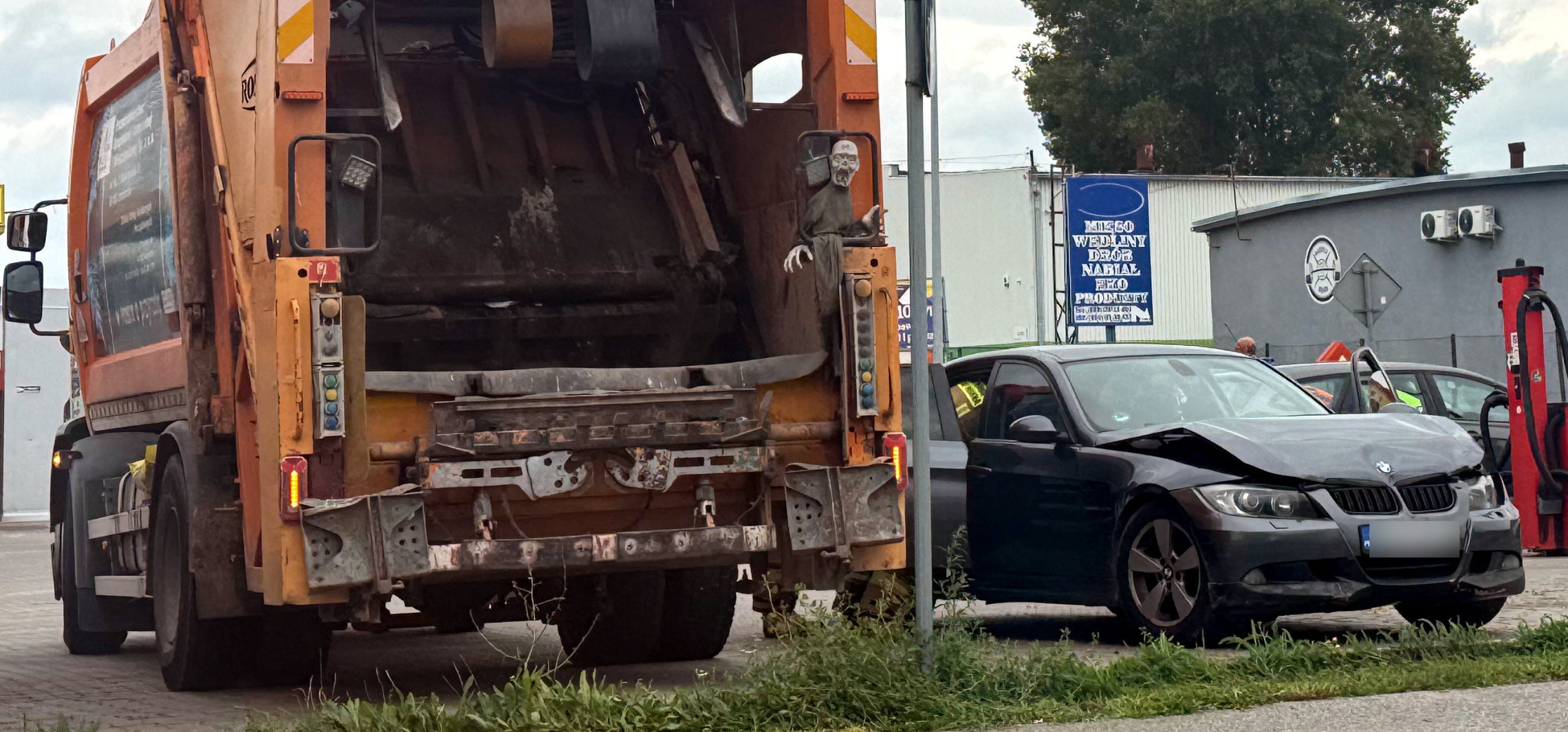 Śmieciarka zderzyła się z BMW. Były duże utrudnienia