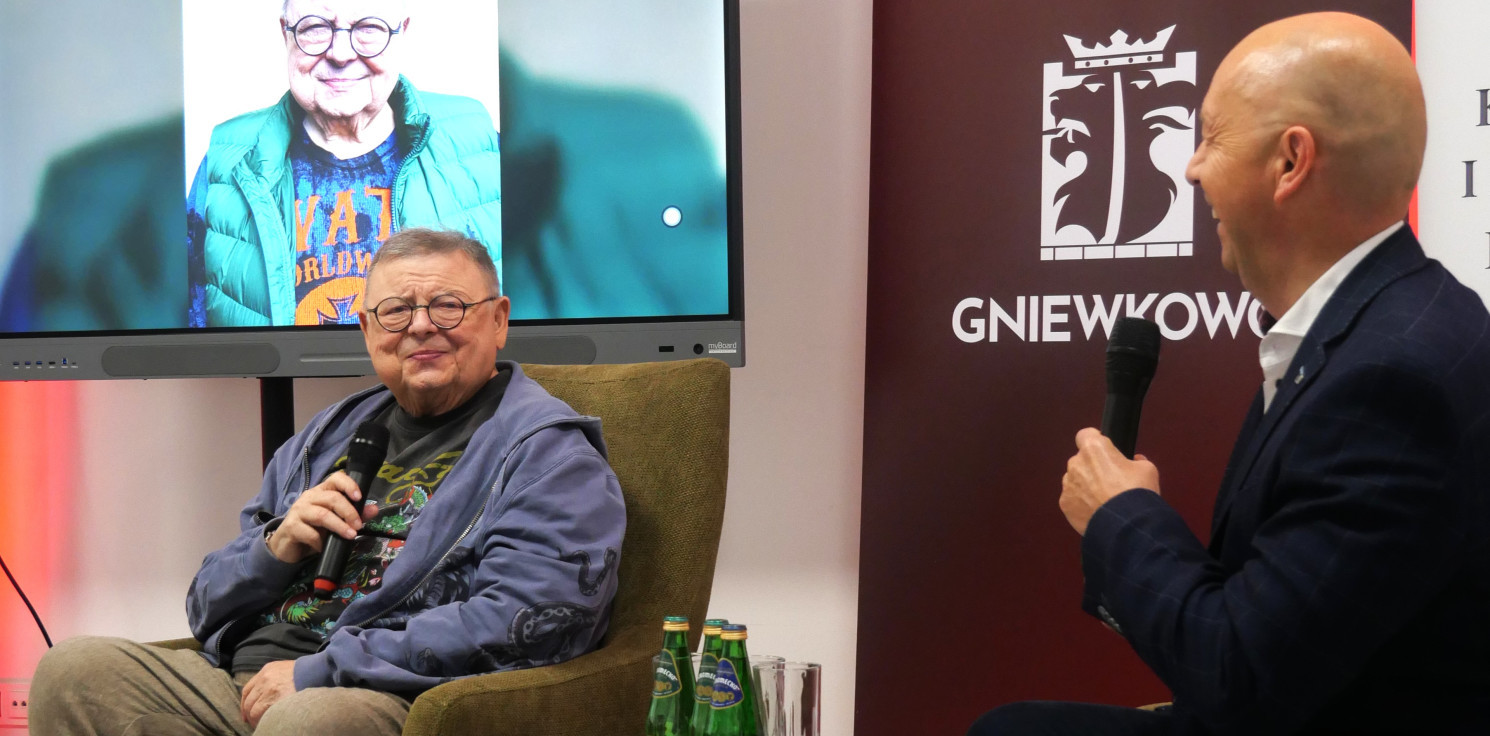 Gniewkowo.online - Wojciech Mann w Gniewkowie. Opowiedział młodym radiowcom o pracy przed mikrofonem