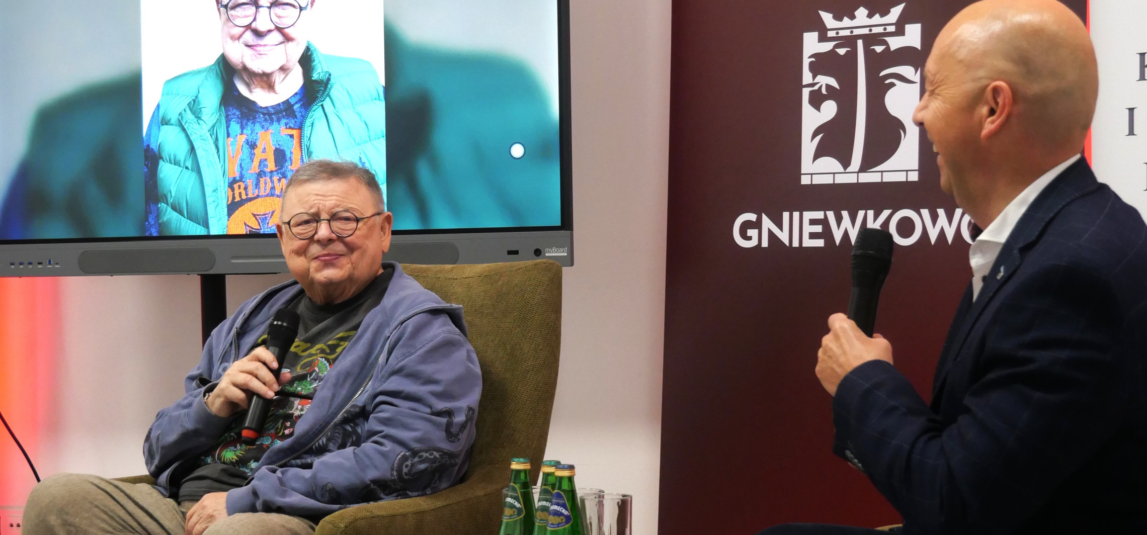 Wojciech Mann w Gniewkowie. Opowiedział młodym radiowcom o pracy przed mikrofonem