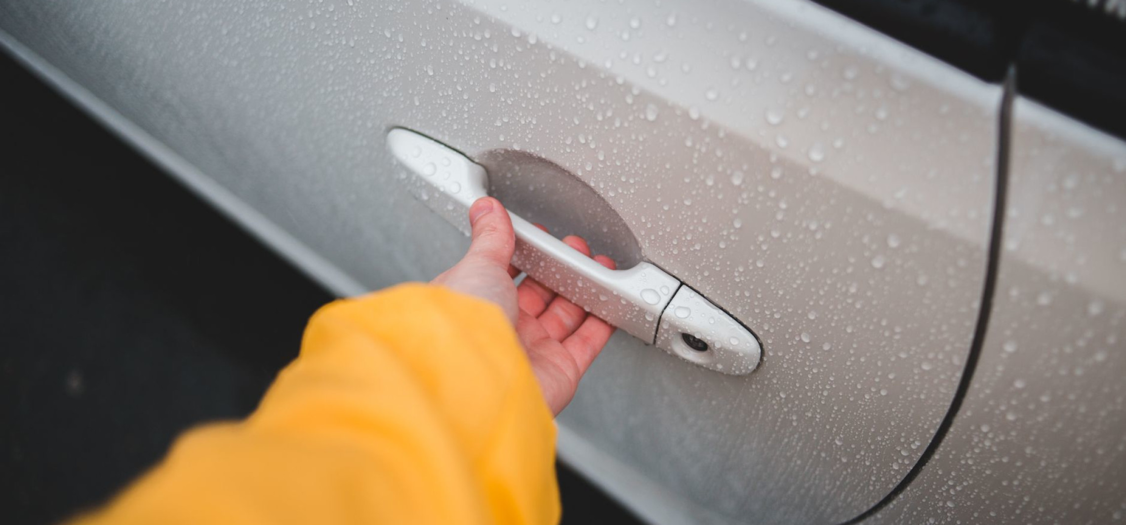 Całoroczna ochrona Twojego samochodu – jak zadaszenie typu carport chroni auto przed deszczem, śniegiem i promieniowaniem UV?