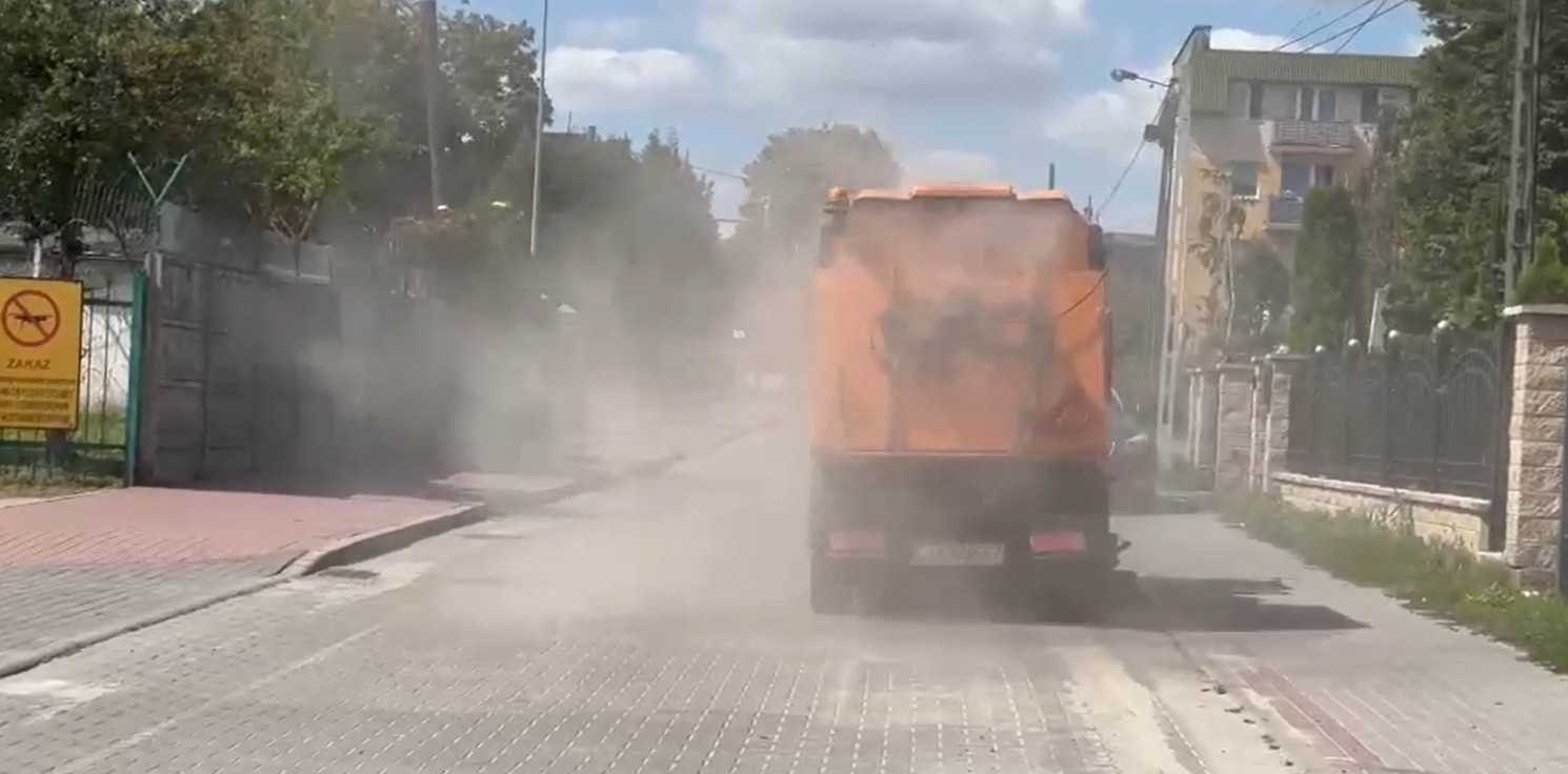 Inowrocław - Chmura kurzu za zamiatarką. Czy tak powinno wyglądać sprzątanie ulic?