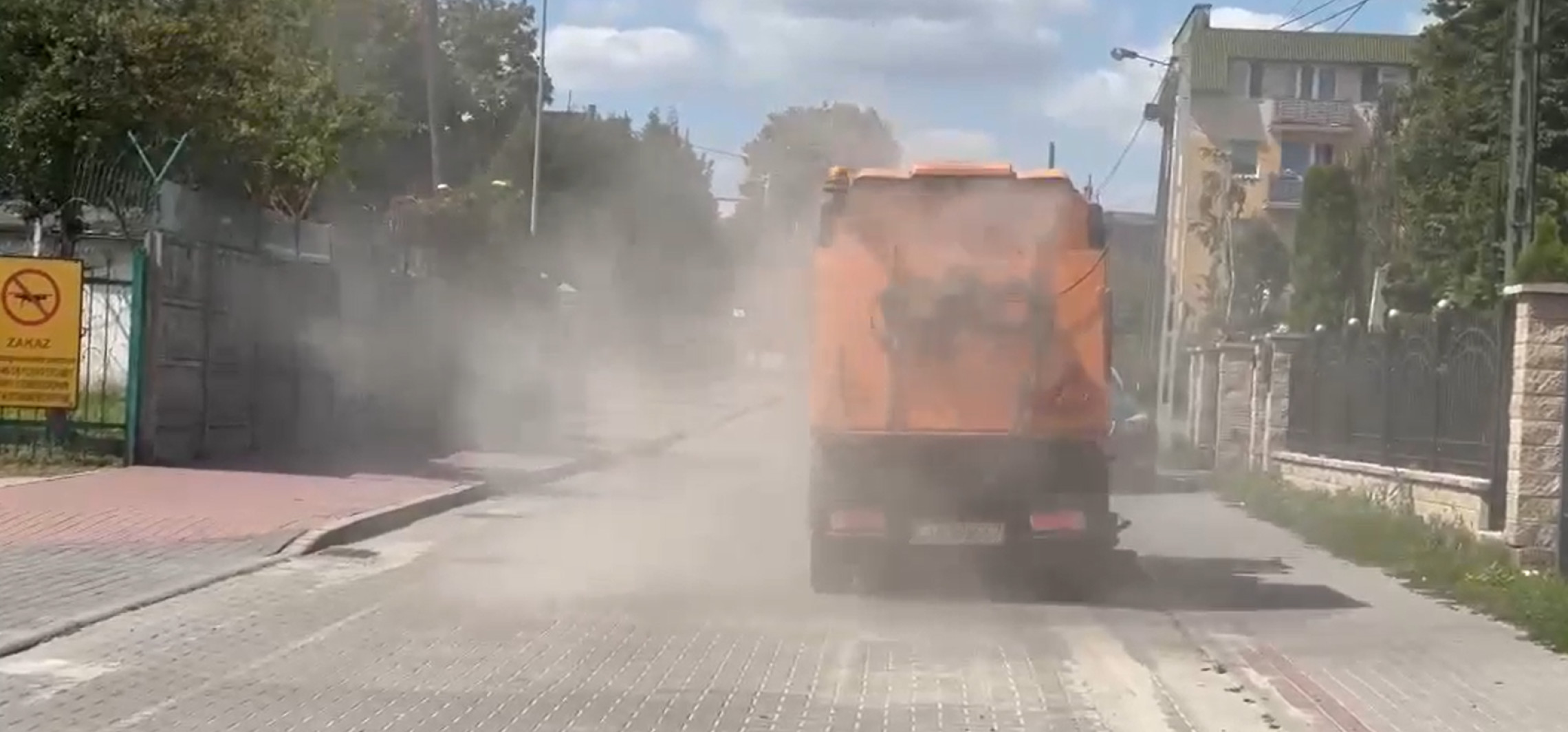 Chmura kurzu za zamiatarką. Czy tak powinno wyglądać sprzątanie ulic?