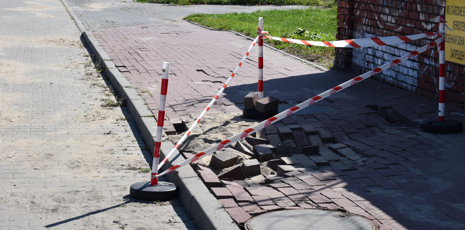 Inowrocław - Ulewa zniszczyła chodnik przy szkole. Rok szkolny tuż-tuż