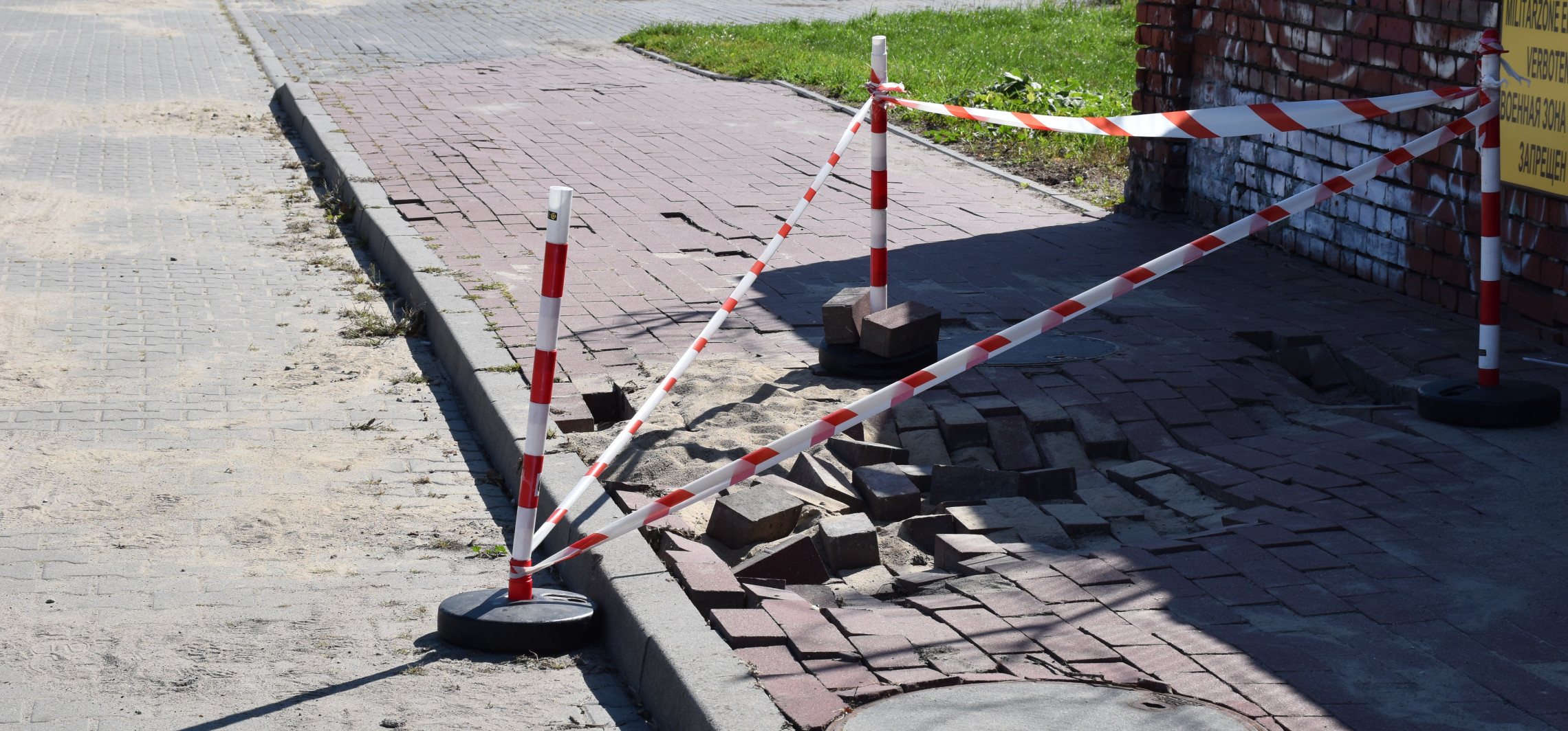 Ulewa zniszczyła chodnik przy szkole. Rok szkolny tuż-tuż
