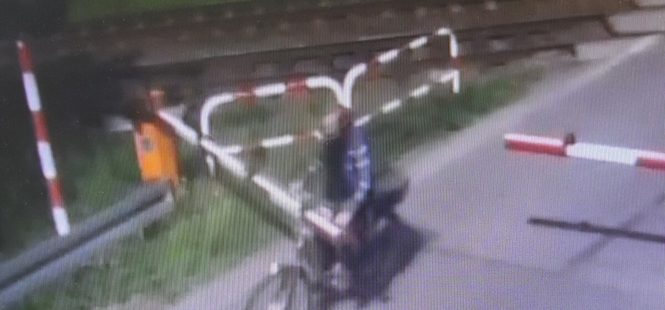 Rowerem uszkodził rogatkę na przejeździe. Szuka go policja
