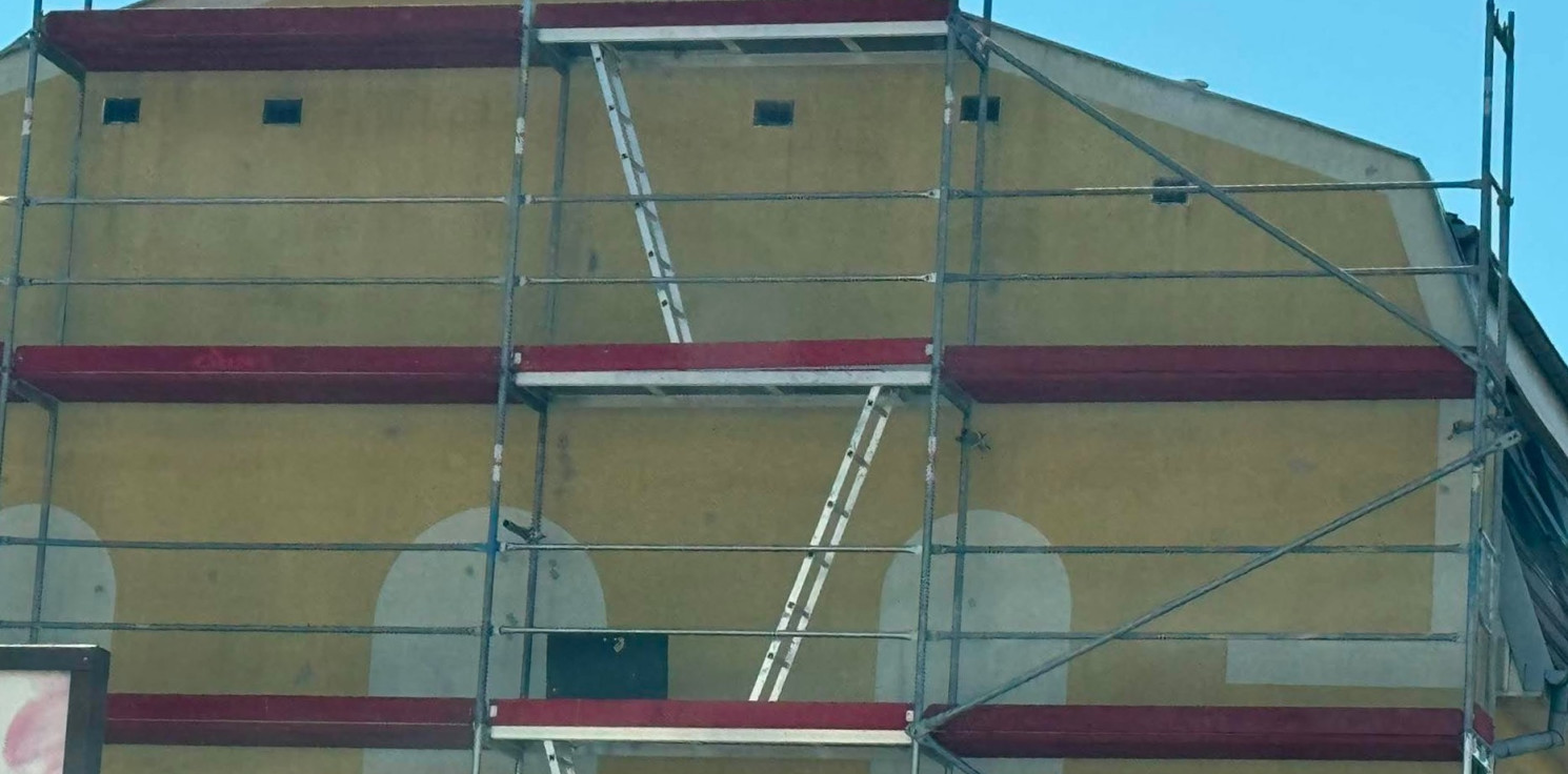 Inowrocław - Dach przecieka, rusztowanie już stoi. Ale przy innej kamienicy