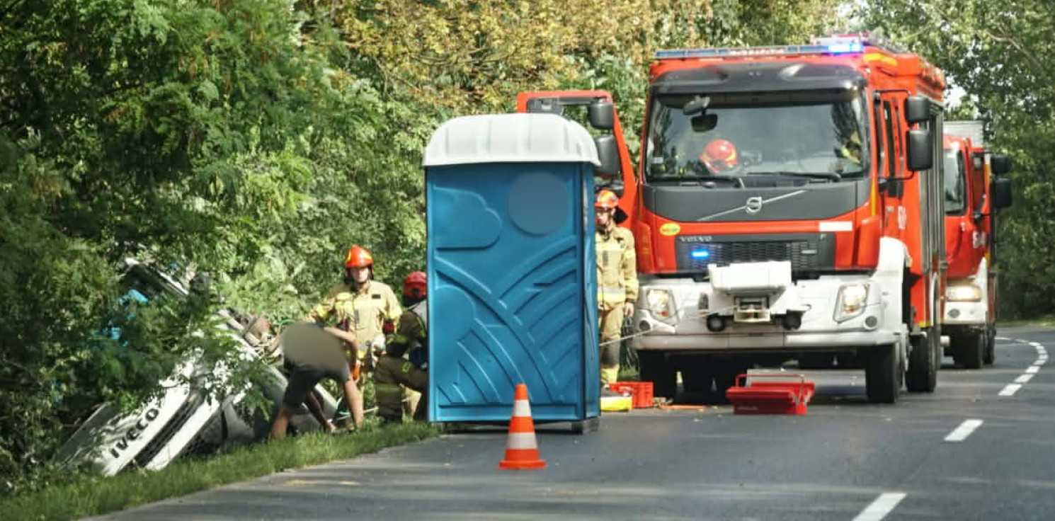 Inowrocław - Auto przewożące toi-toia wpadło do rowu