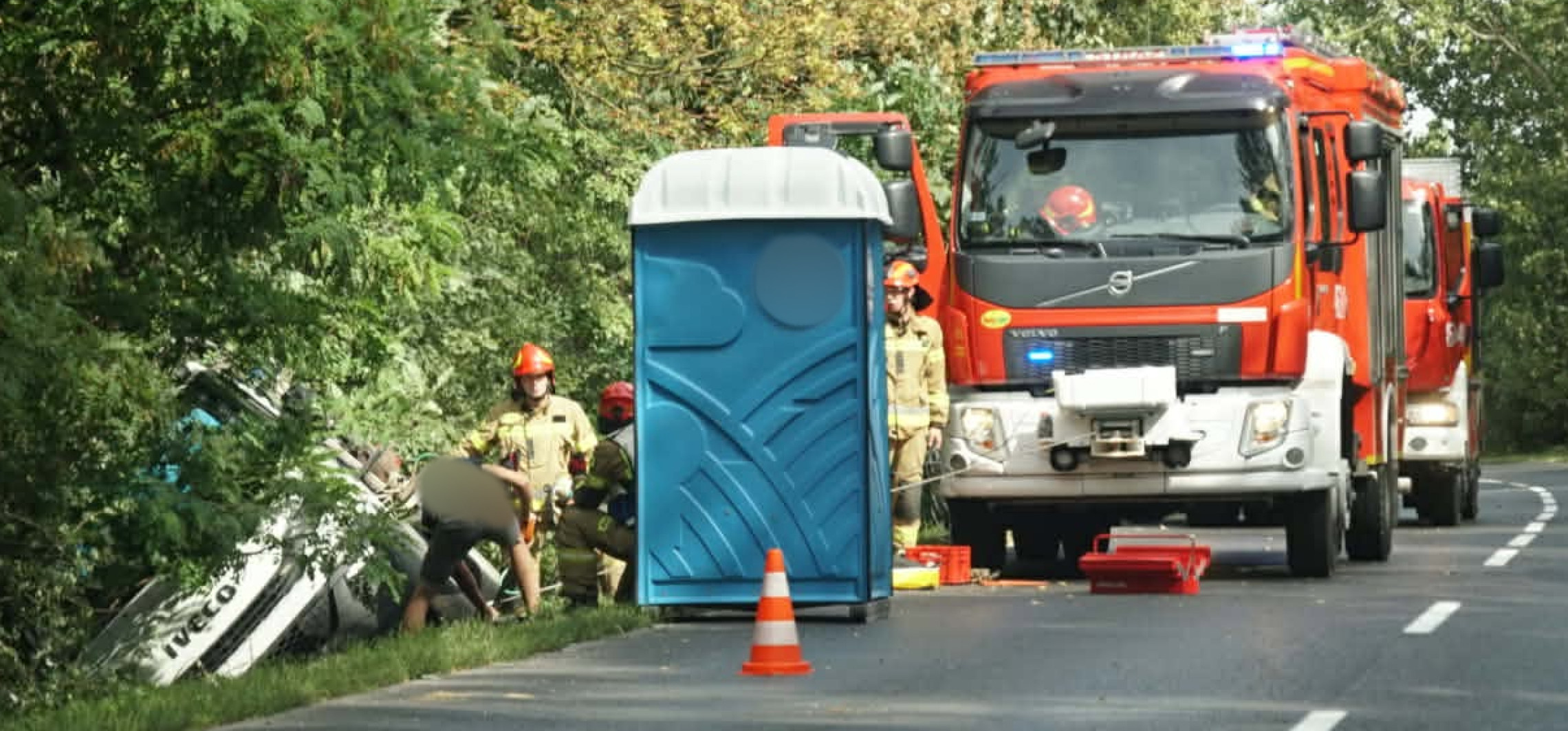 Auto przewożące toi-toia wpadło do rowu