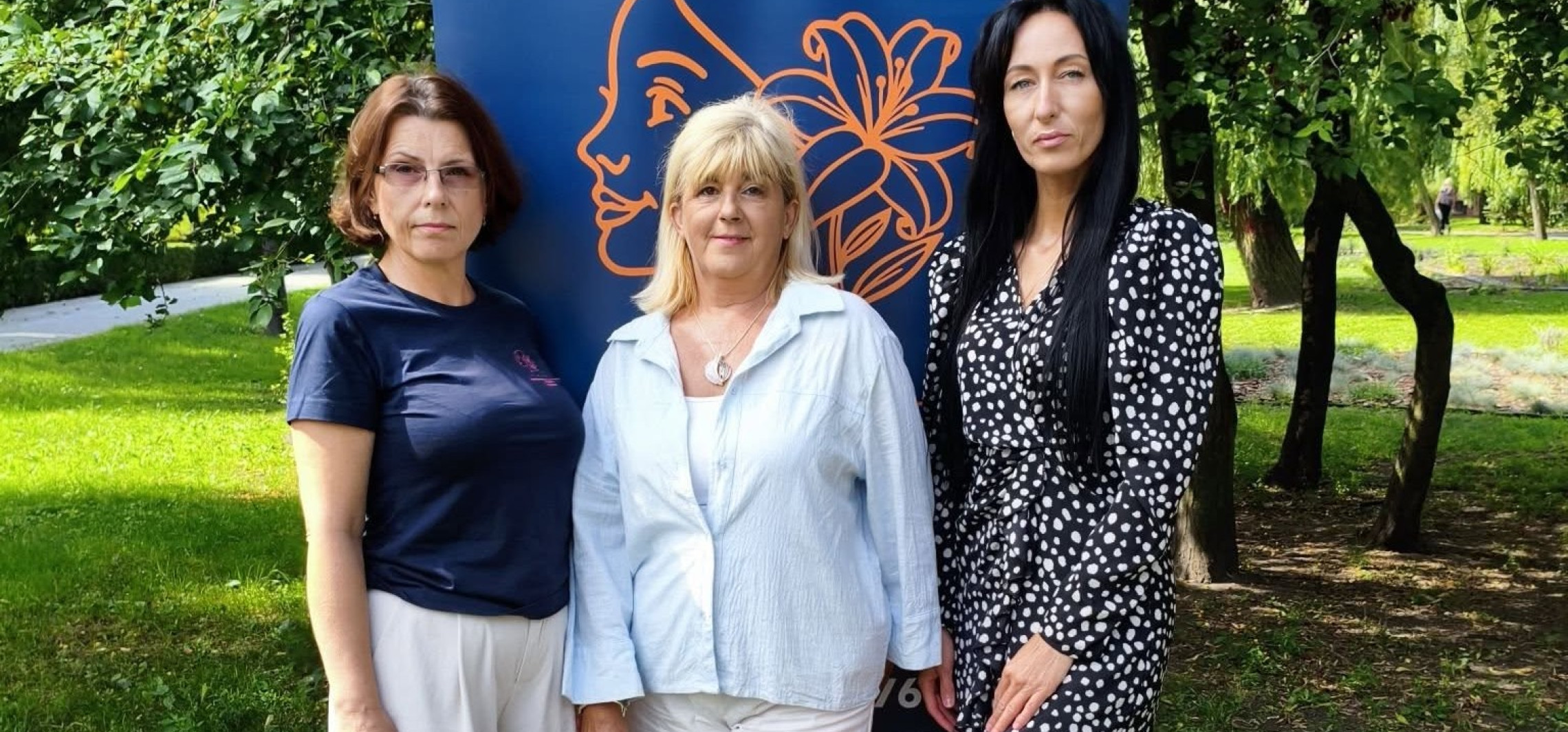 Fioletowa ławeczka stanie w Inowrocławiu. "Nie milcz. Reaguj"