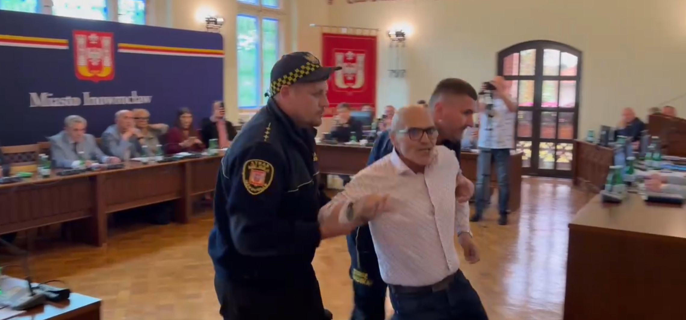 Awantura na sesji Rady Miejskiej. Straż miejska wyprowadziła mieszkańca