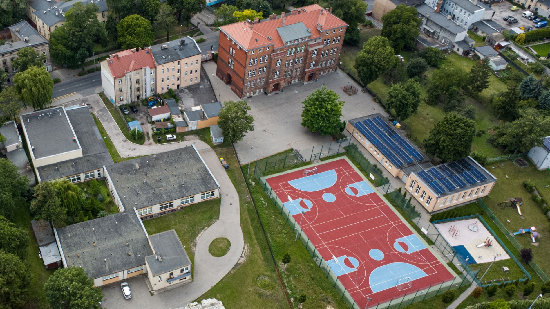 Dzisiaj w Inowrocławiu. Uczniowie wracają do szkół. Nowe dyrekcje i ważna rocznica