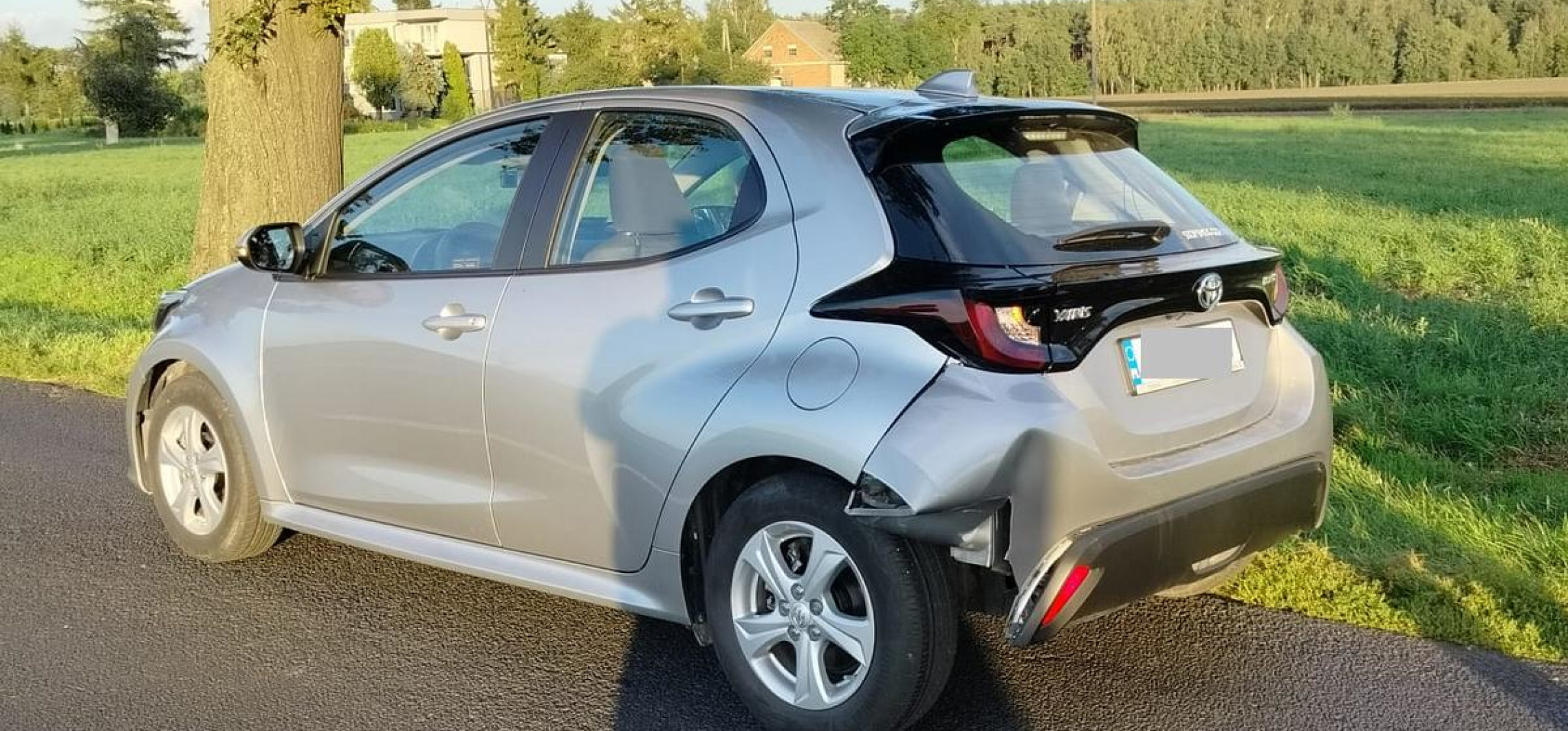 Najechał motocyklem na tył Toyoty