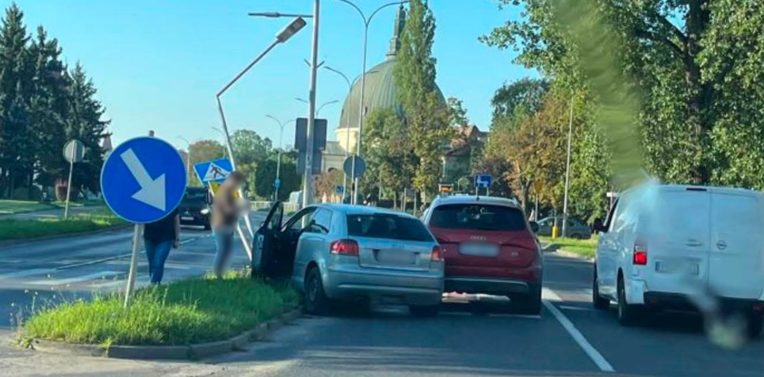 Inowrocław - W tej kolizji ucierpiały dwa Audi i latarnia