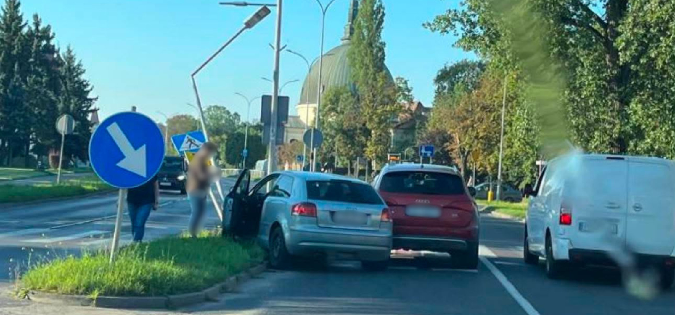 W tej kolizji ucierpiały dwa Audi i latarnia