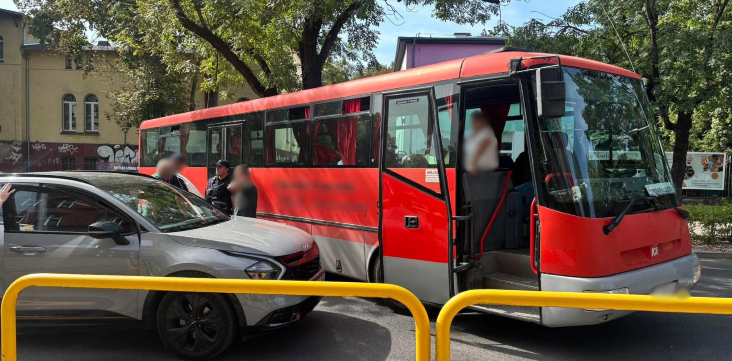 Inowrocław - Po wypadku na NMP doszło do kolejnego zdarzenia. Autobus przytarł Kię
