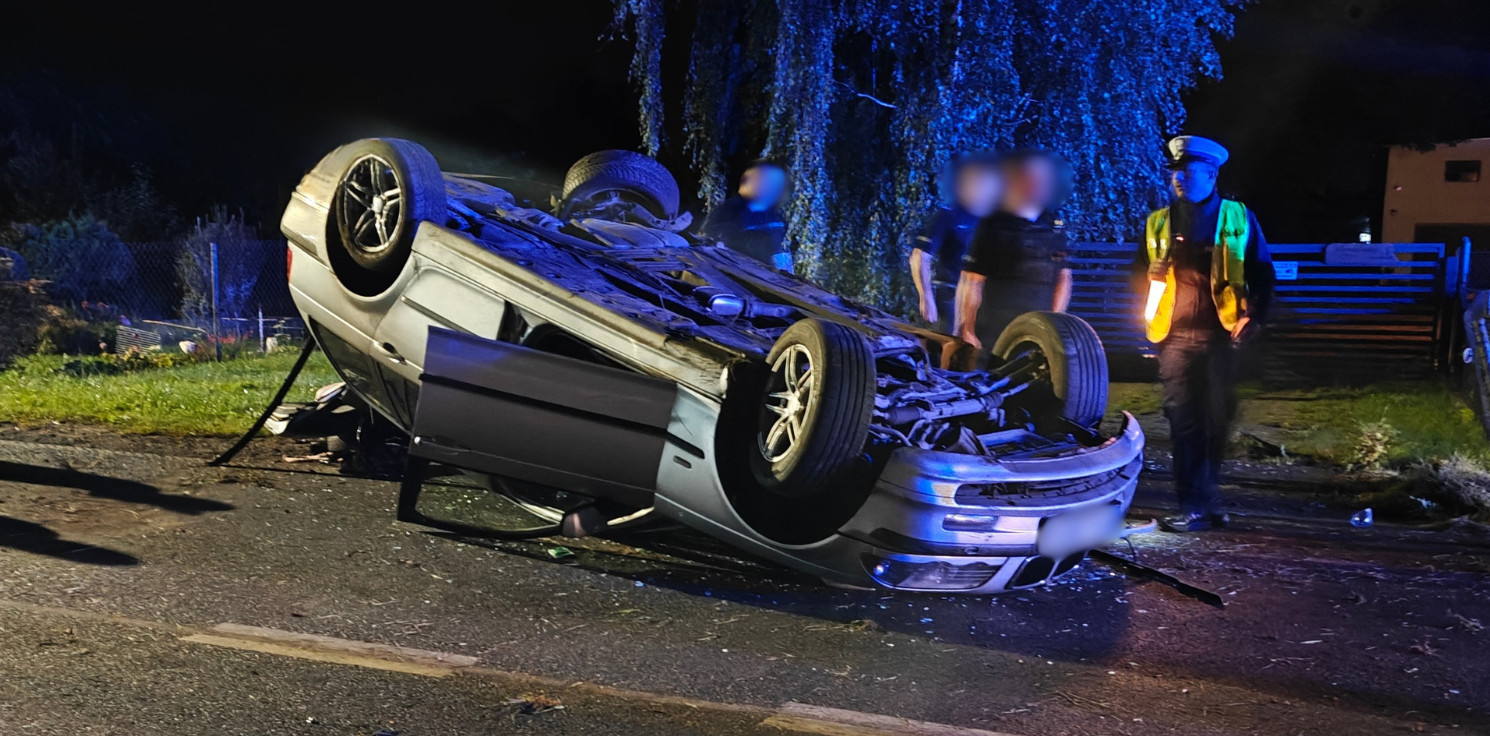 Inowrocław - Droga zablokowana po dachowaniu BMW. Szukają kierowcy