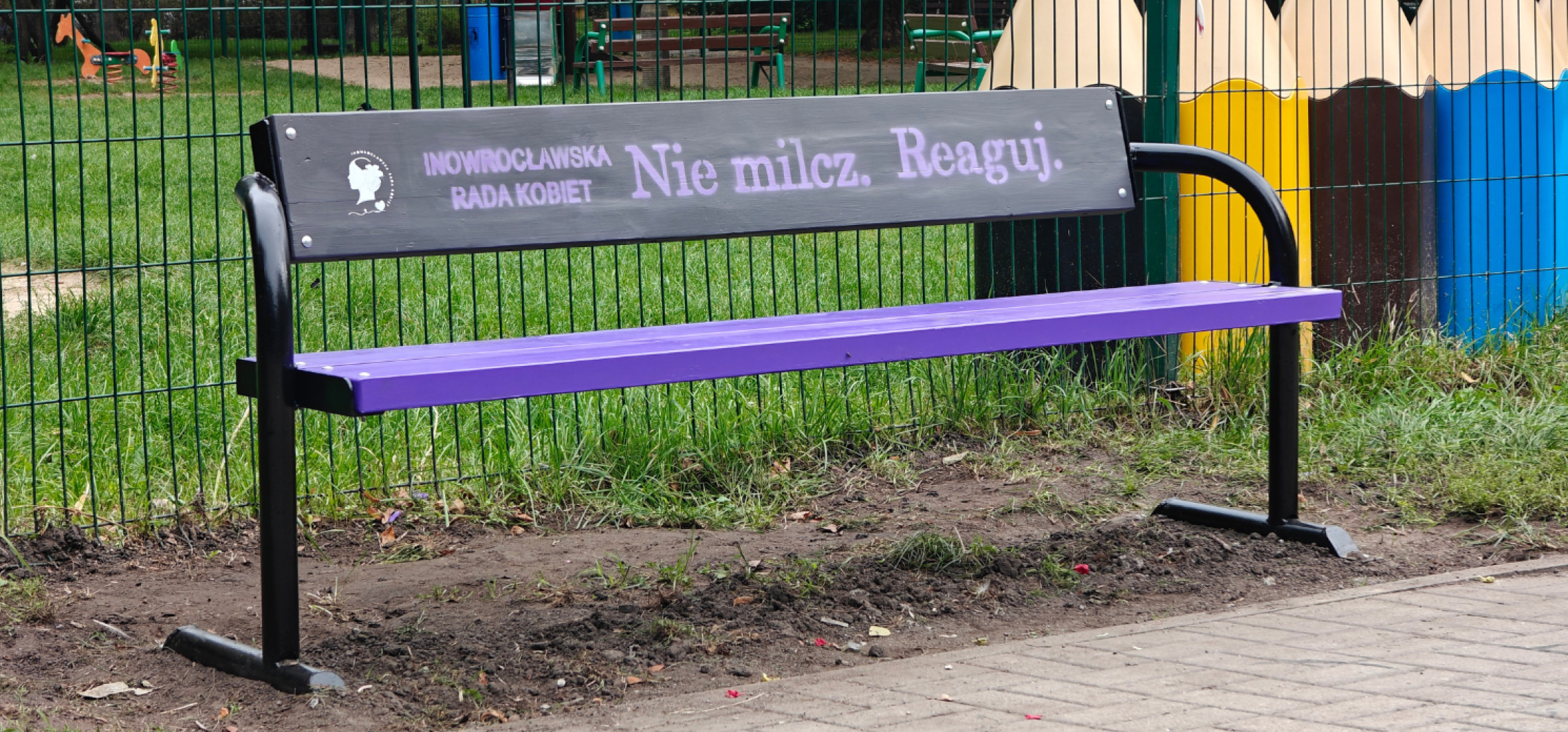 Takiej ławki w mieście jeszcze nie było. Stanęła na Piastowskim