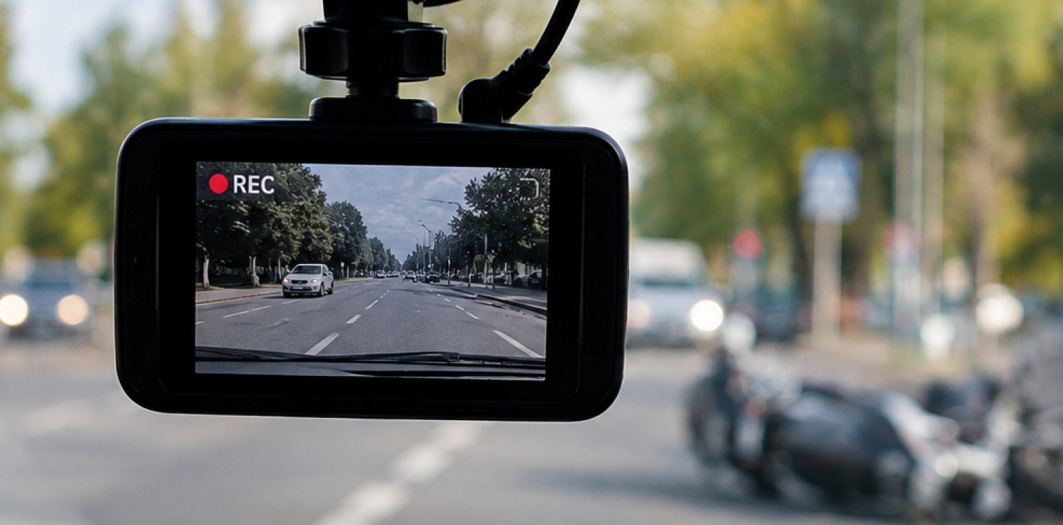Inowrocław - Auto zmieniło pas, motocyklista upadł. Kierowca odjechał, jest apel o nagrania