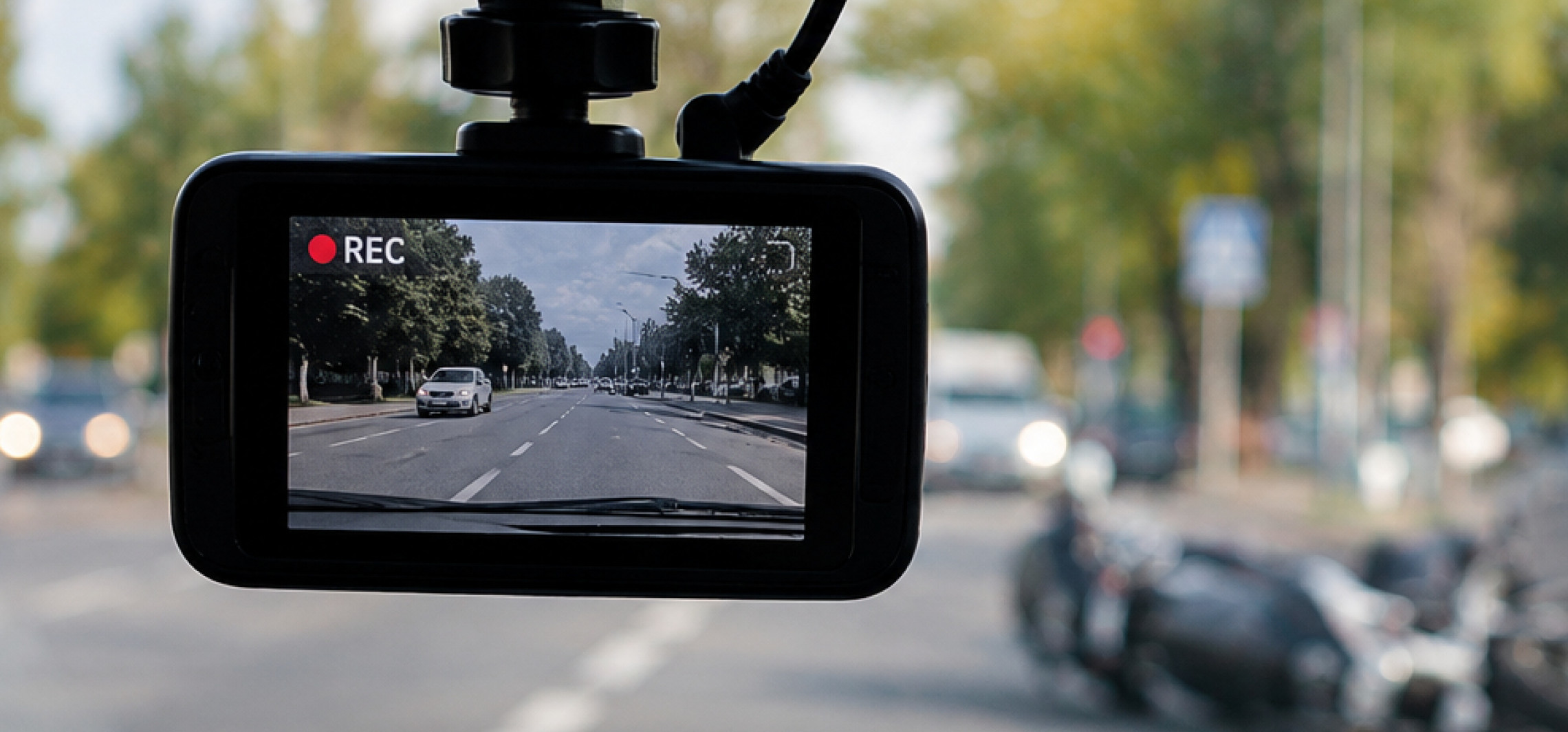 Auto zmieniło pas, motocyklista upadł. Kierowca odjechał, jest apel o nagrania