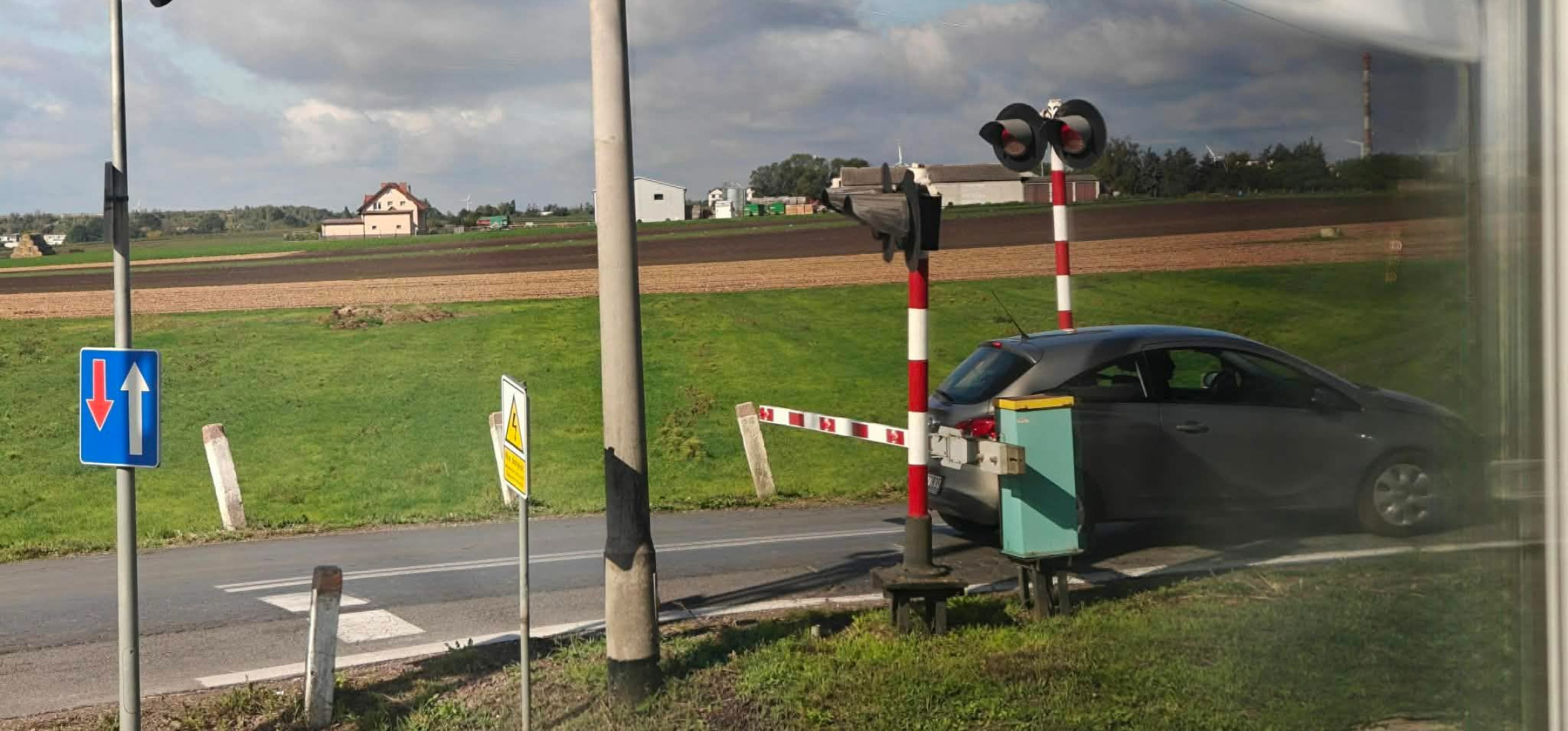 Sceny grozy w Szymborzu. Auto stanęło za rogatkami, pociąg awaryjnie hamował