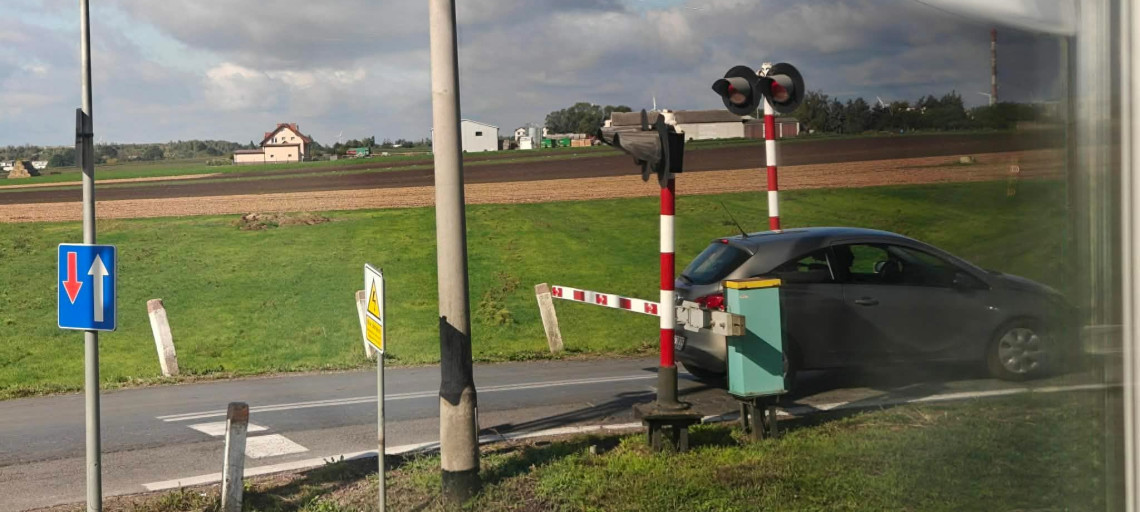 Sceny grozy w Szymborzu. Auto stanęło za rogatkami, pociąg awaryjnie hamował