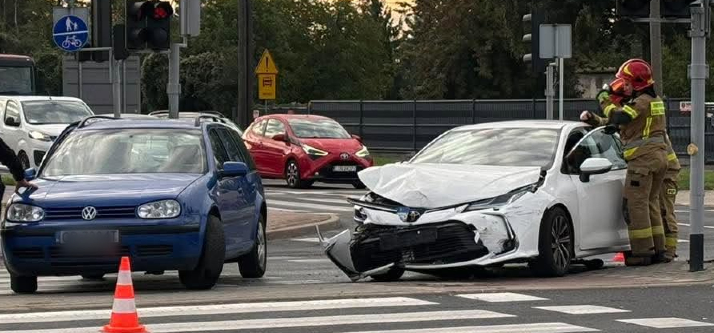 Utrudnienia na Poznańskiej po zderzeniu dwóch aut. Jedna osoba w szpitalu