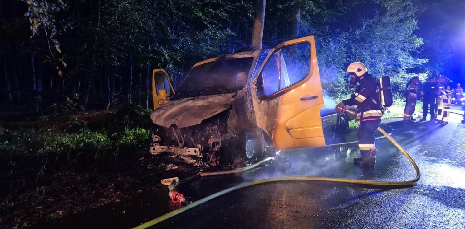 Mogilno - Autolaweta spłonęła po uderzeniu w drzewo niedaleko Przyjezierza