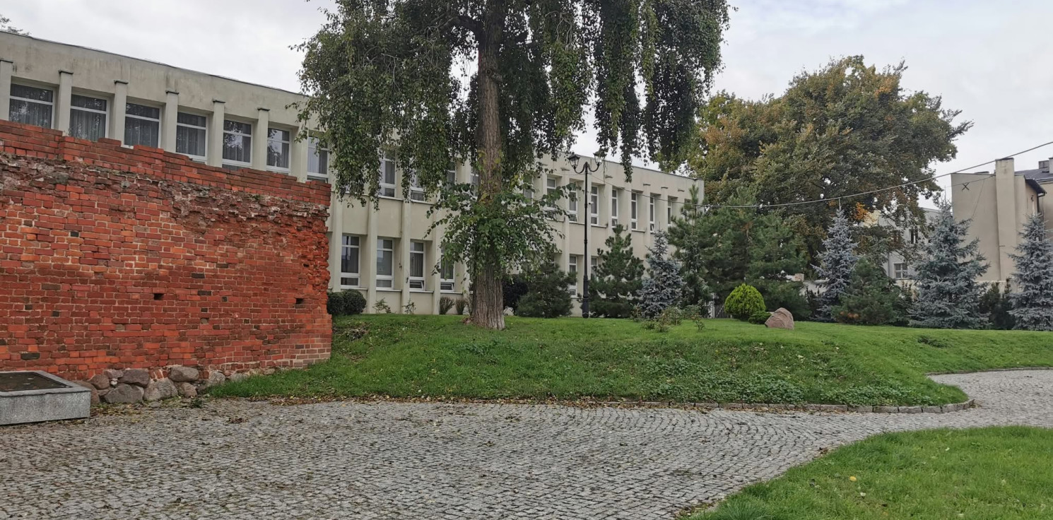 Inowrocław - Zabójstwo przy teatrze. Śledczy zabezpieczyli trzy noże. Podejrzanym grozi dożywocie
