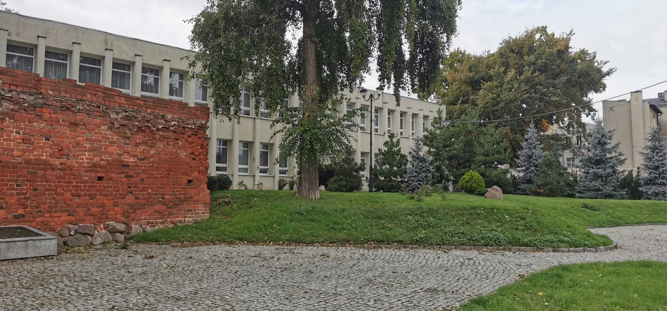 Zabójstwo przy teatrze. Śledczy zabezpieczyli trzy noże. Podejrzanym grozi dożywocie