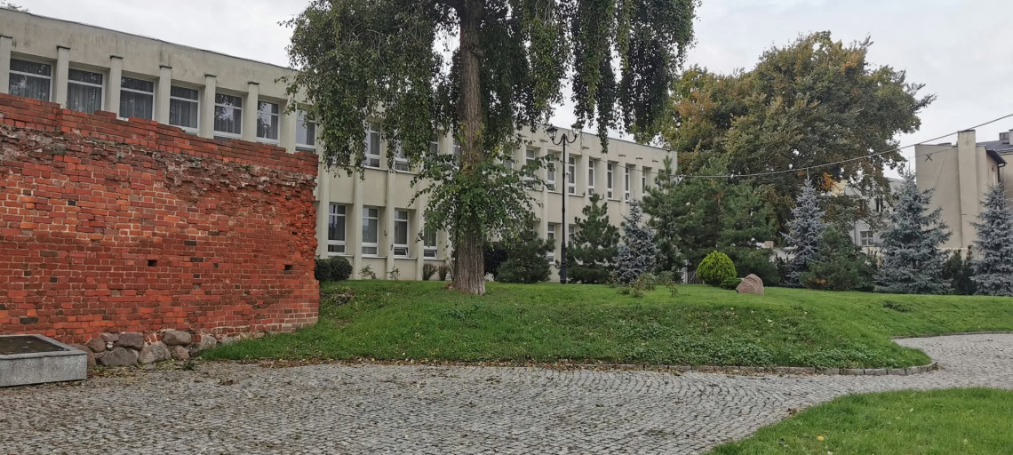 Zabójstwo przy teatrze. Śledczy zabezpieczyli trzy noże. Podejrzanym grozi dożywocie