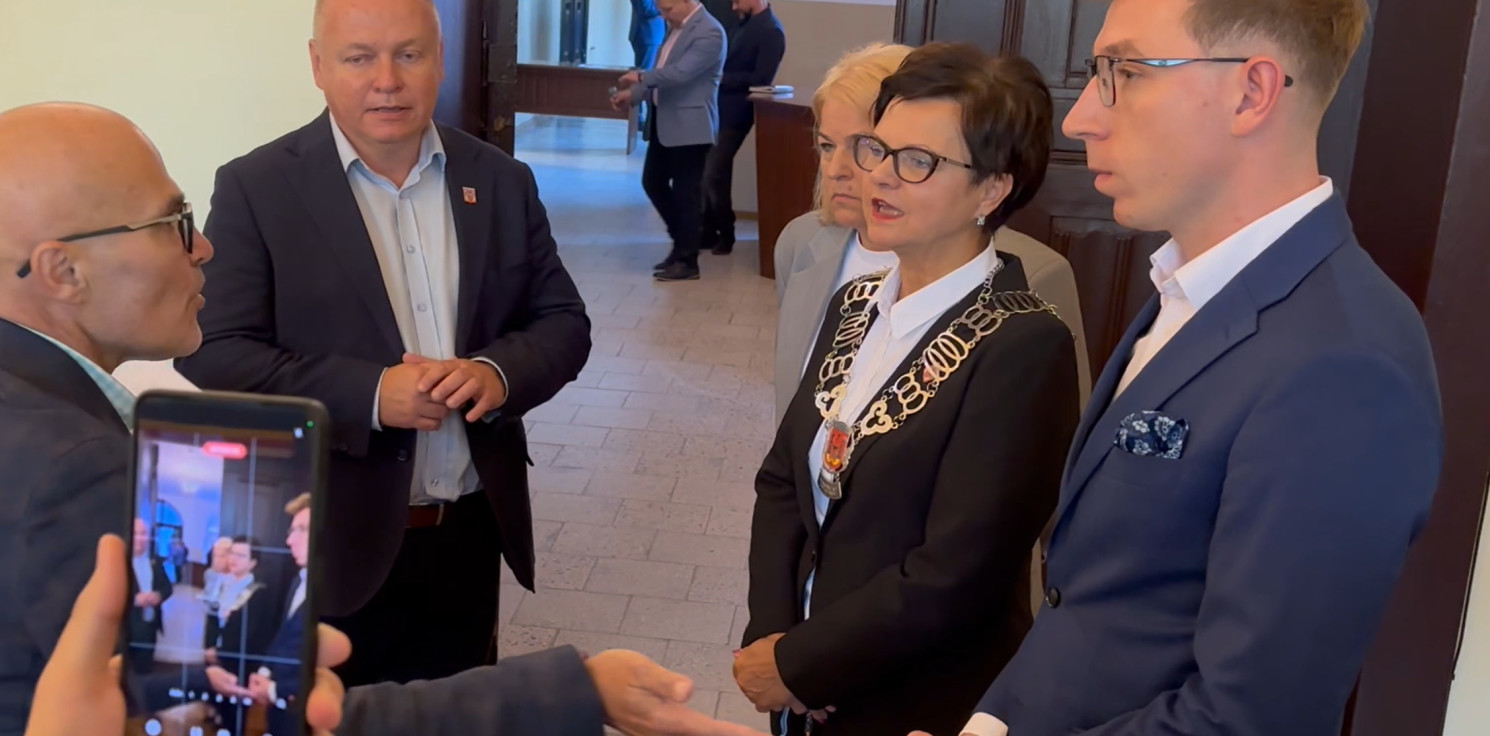 Inowrocław - Spięcie przed sesją. Chciał rozmawiać przy mediach, przewodnicząca opuściła salę
