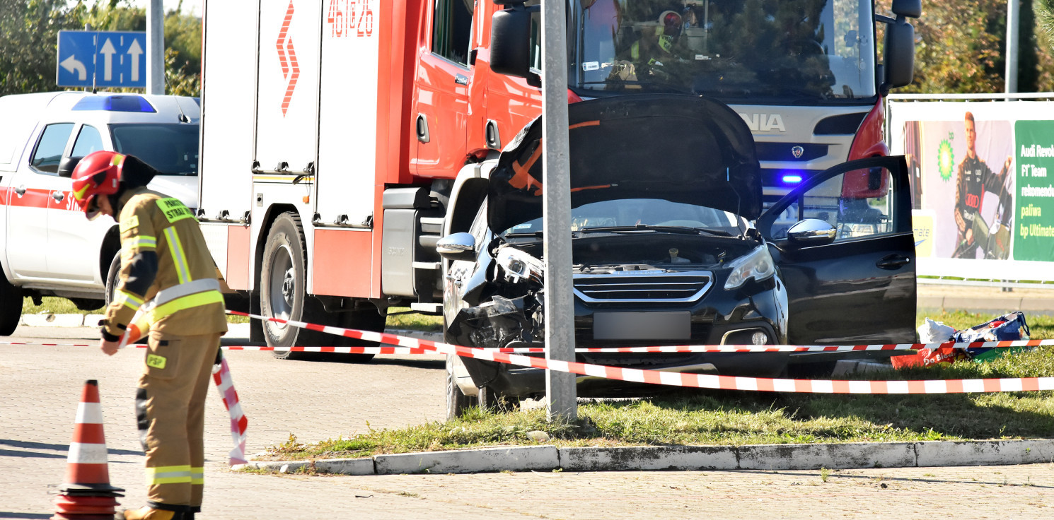 Inowrocław - Groźna kraksa na stacji paliw w Inowrocławiu