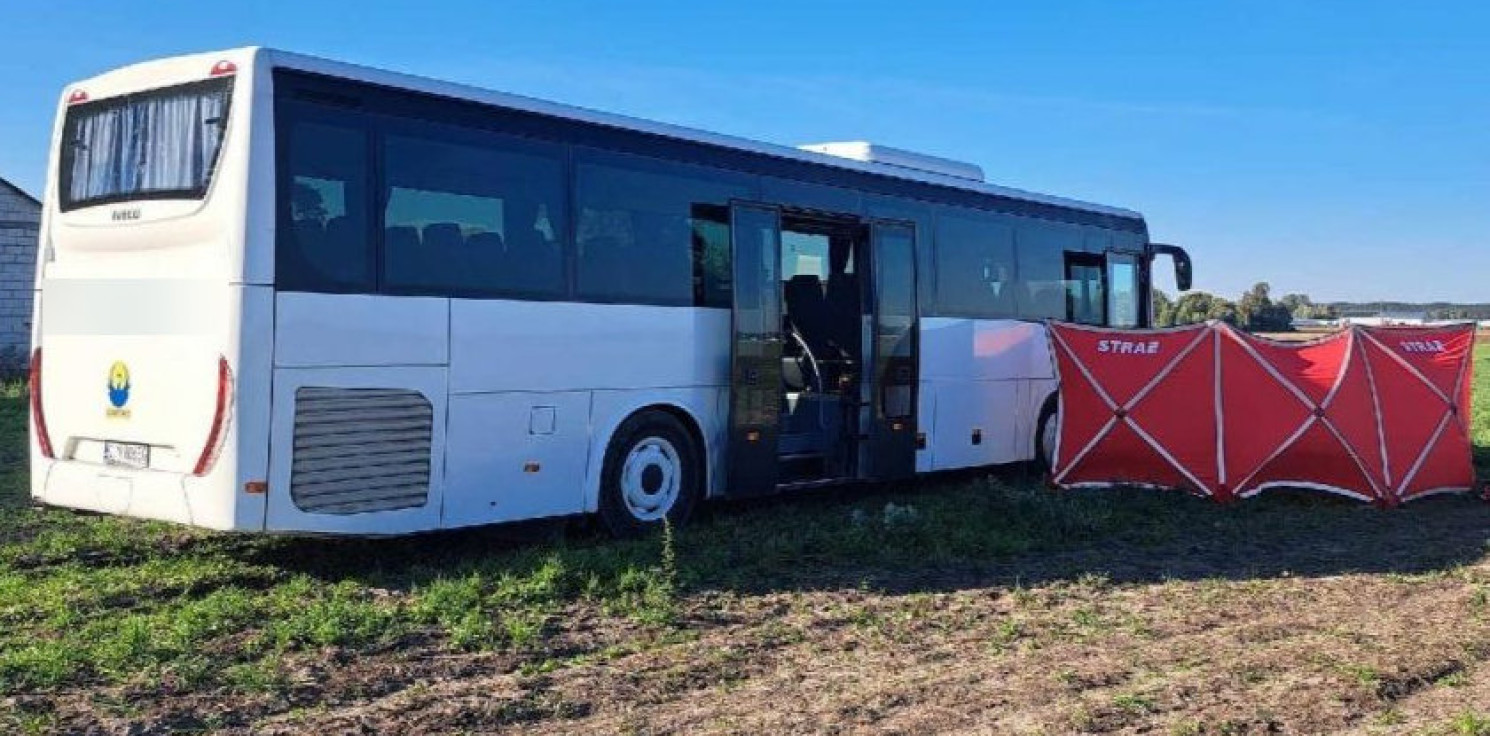 Gniewkowo.online - Kierowca liniowego autobusu nie żyje. Pojazd zjechał z drogi w pole