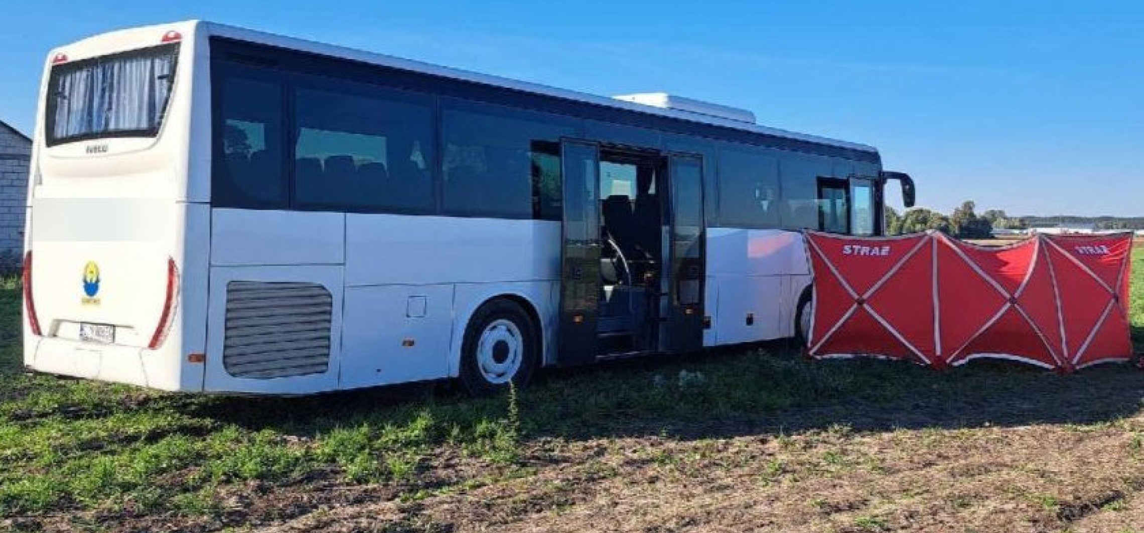 Kierowca liniowego autobusu nie żyje. Pojazd zjechał z drogi w pole