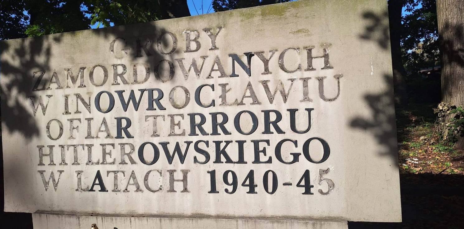 Inowrocław - Bulwersująca kradzież na cmentarzu. Z pomnika zniknęły mosiężne litery