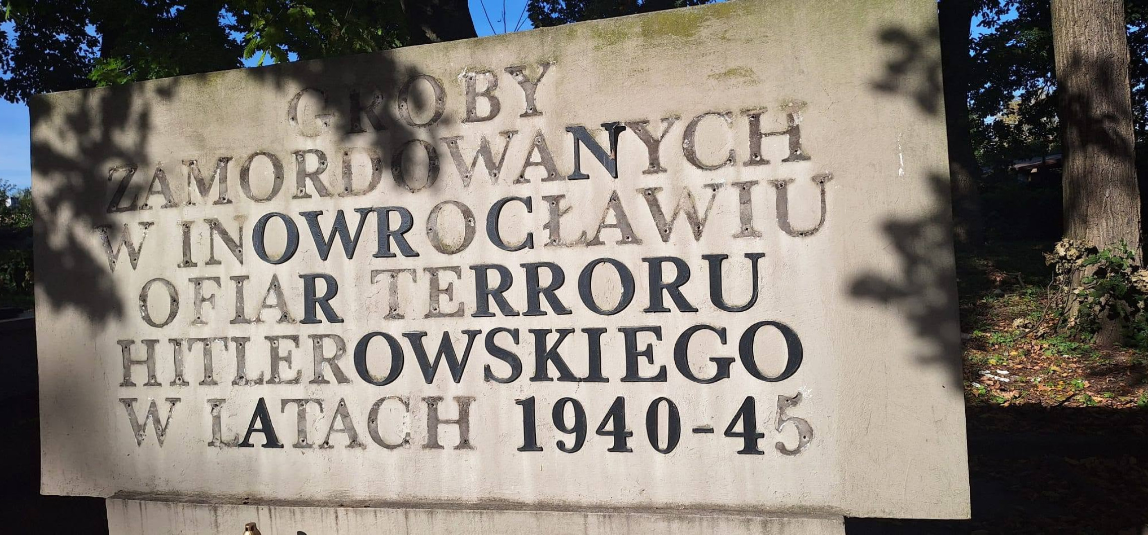 Bulwersująca kradzież na cmentarzu. Z pomnika zniknęły mosiężne litery