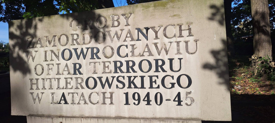 Bulwersująca kradzież na cmentarzu. Z pomnika zniknęły mosiężne litery