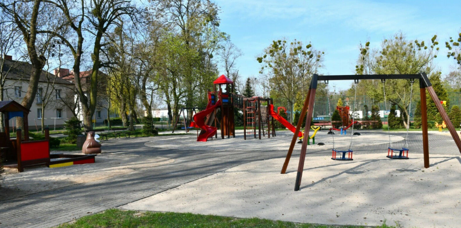 Pakość.online - 8-latek z obrażeniami brzucha. Policja wezwana do szkoły po szarpaninie na placu zabaw