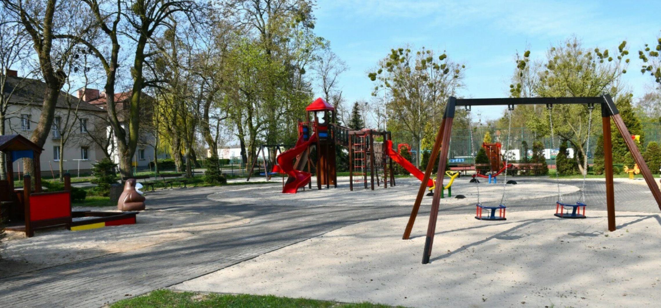 8-latek z obrażeniami brzucha. Policja wezwana do szkoły po szarpaninie na placu zabaw