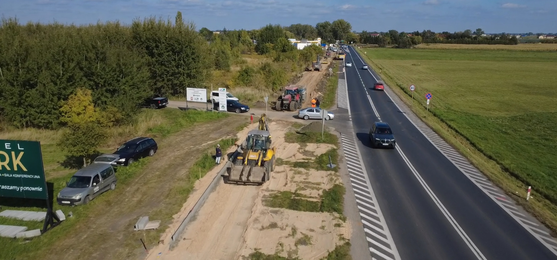 Tutaj budują ścieżkę rowerową. Lecimy nad placem budowy